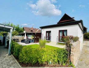 kleine ein Zimmer Wohnung mit Gartenanlage